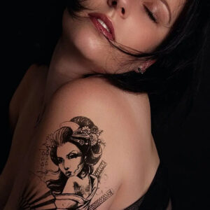 Geçici Kadın Modelli Dövme Tattoo