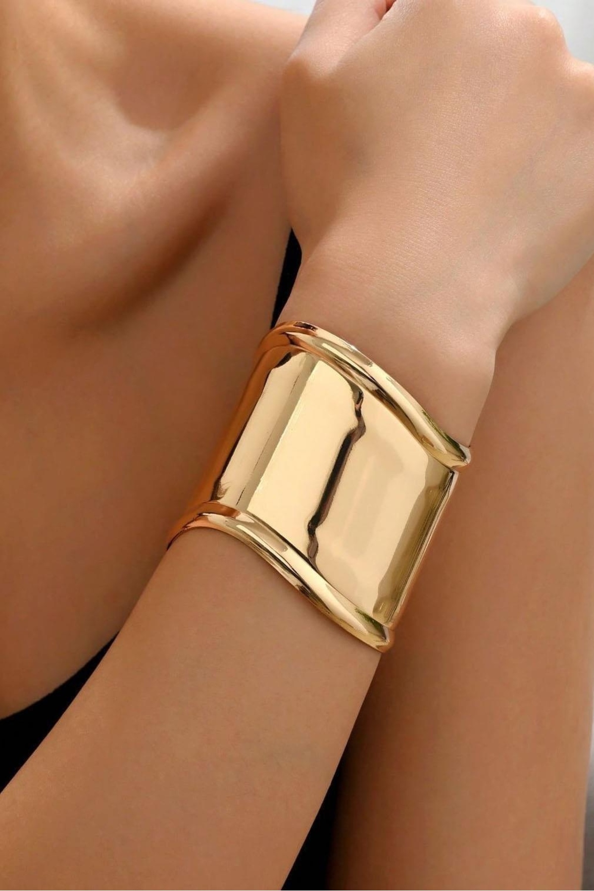 Altın Renk Modern Metal Kelepçe Bileklik - Minimalist Tasarım Ayarlanabilir Unisex Takı